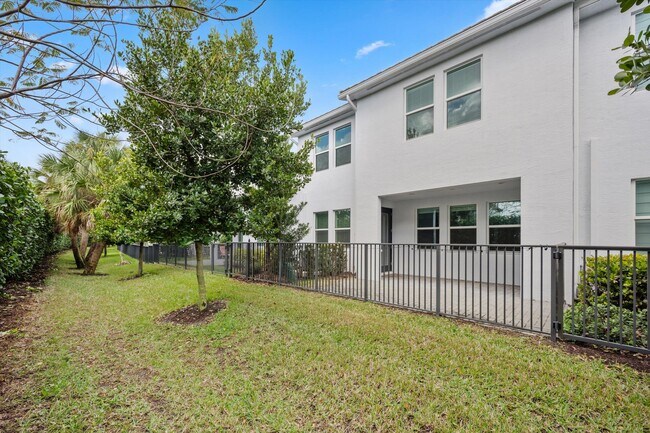 Building Photo - 16280 Oakview Dr