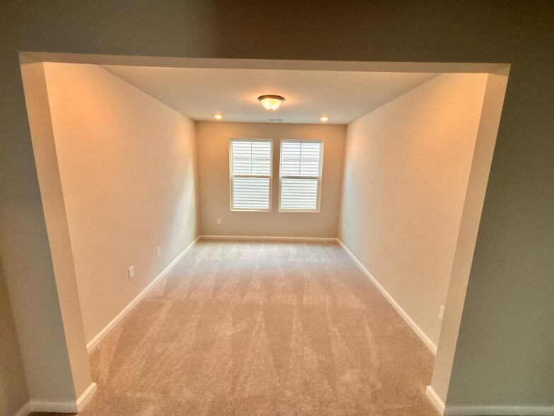 Building Photo - 107 Yellow Iris Dr