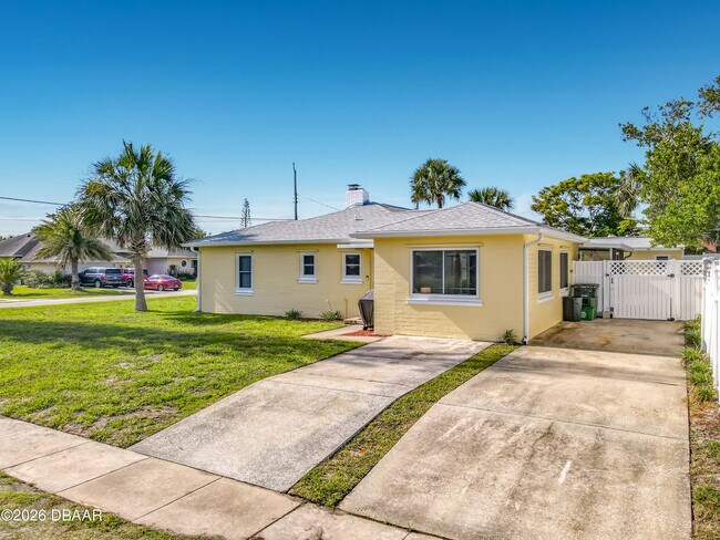 Building Photo - 1621 N Oleander Ave