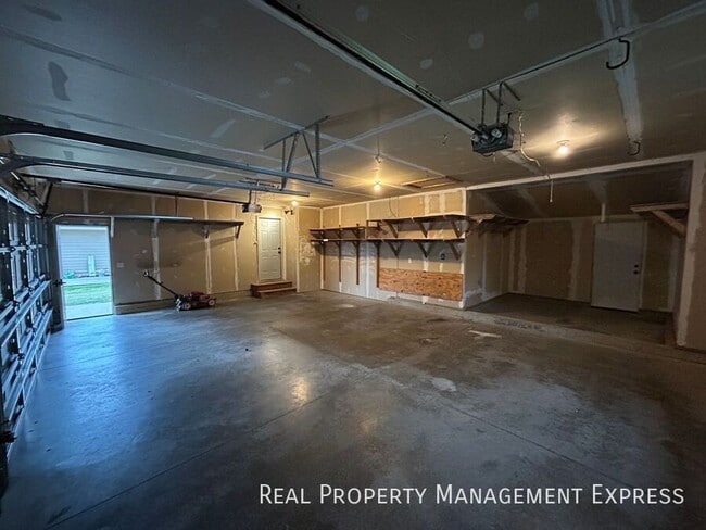 Building Photo - 4 Bedroom 2 Bathroom in SW Sioux Falls