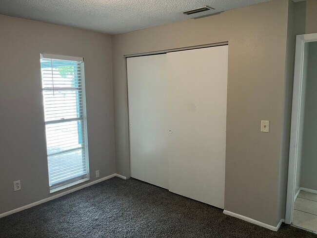 Building Photo - quaint 2 bedroom home