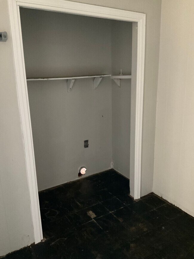 Building Photo - Great location!