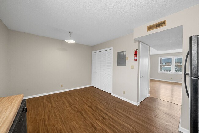 Building Photo - End Unit Ready for You to Call Home