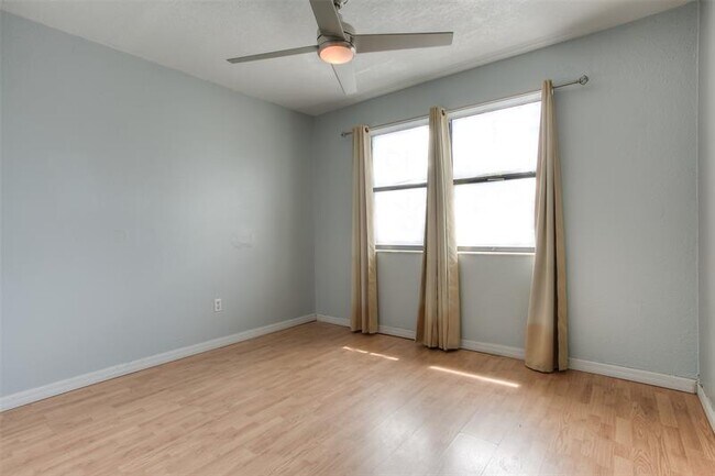 Building Photo - 2500 W 67th Pl