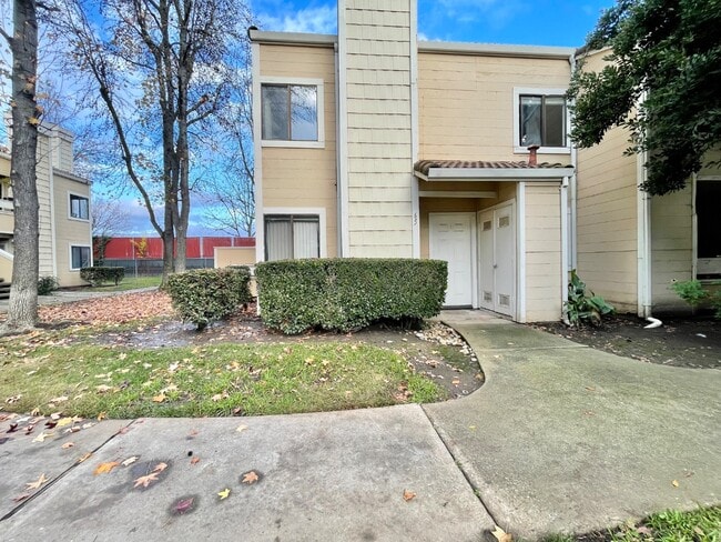 Building Photo - 1661 Pyrenees Ave