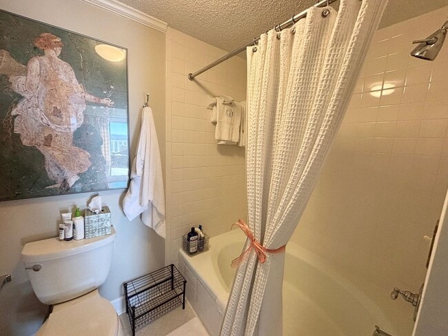 Building Photo - Luxury Living at its Finest!