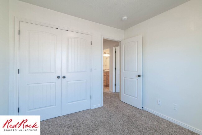 Building Photo - Pet Friendly! Spacious 4 Bedroom Townhome!