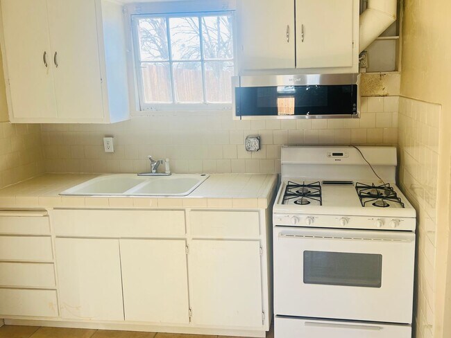 Building Photo - 117 W Robertson Rd