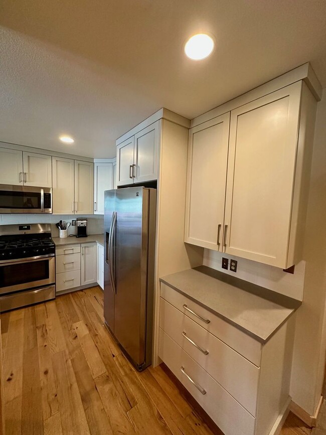 Building Photo - 4BD Duplex - Premium Location, Lots of Space, Nice Finishes