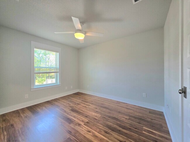 Building Photo - Beautiful Townhome in the Heart of Downtown Pensacola