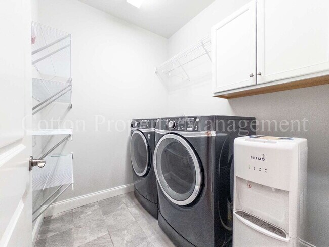 Building Photo - 633 Jenoa Dr