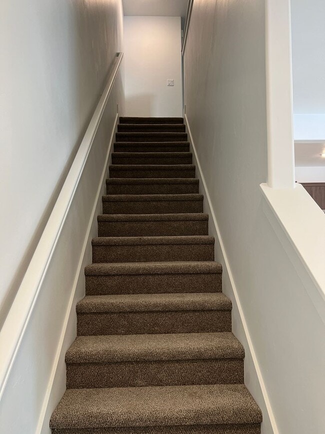 Building Photo - END UNIT - 3 BED 2.5 BATH LUXURY TOWNHOME ...