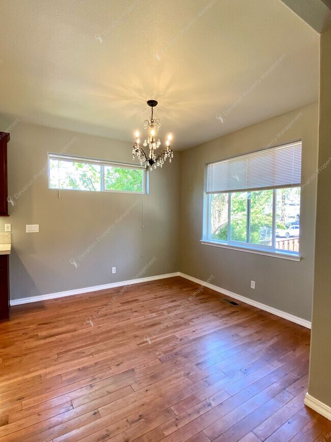 Building Photo - Spacious Corner Home with Community Pool in Prime SW Bend Location