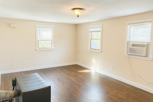 Building Photo - 1042 Sassaquin Ave
