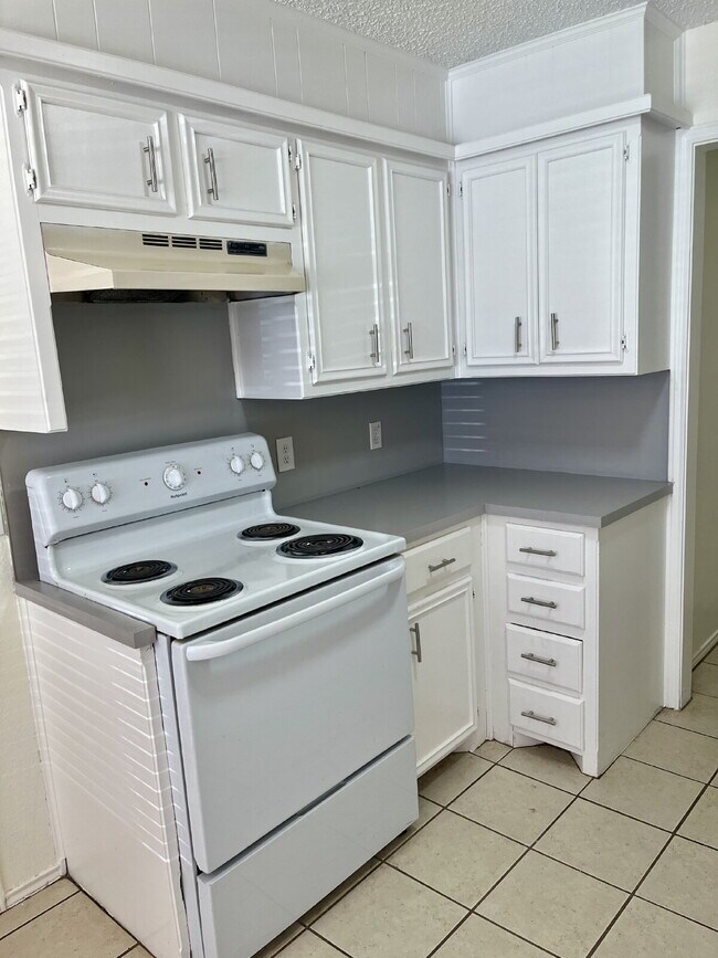 Building Photo - 2 Bedroom Duplex