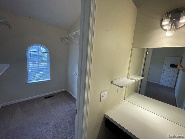 Building Photo - 298 Lake Meadow Dr