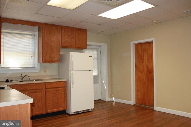 Building Photo - 122 E Queen St