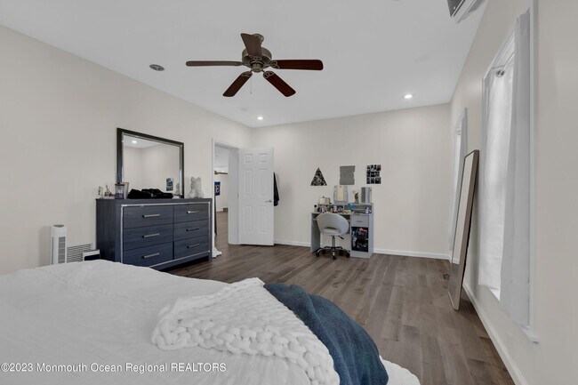 Building Photo - 374.5 W Park Ave