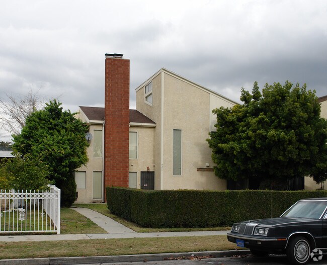 Building Photo - 4211 Howard Ave