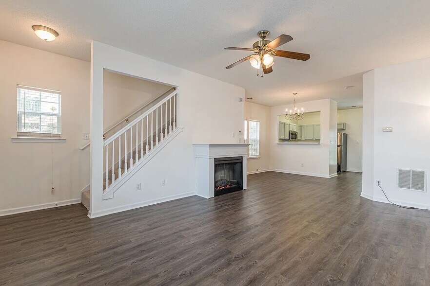 Building Photo - Room in Condo on Ginnis Rd