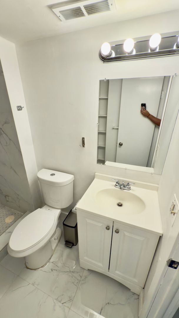 Building Photo - Spacious One Bedroom Two Bath Condo with Parking at Buckley Towers in North Miami Beach