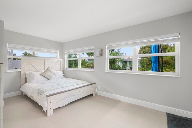 Building Photo - 1706 Plover Ave