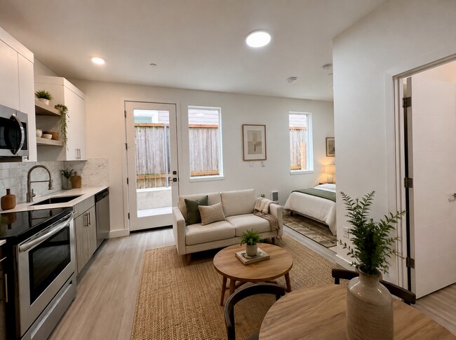 Interior Photo - 7110 N Greenwich Ave