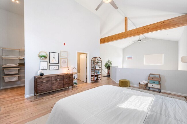 Building Photo - Furnished 2BD, 2BA Corner Unit Condo in Lowry