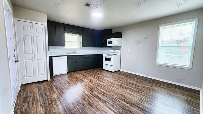 Building Photo - 816 Sandell Dr