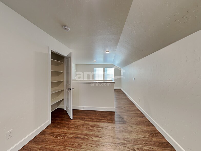 Building Photo - 332 E Sicily Dr