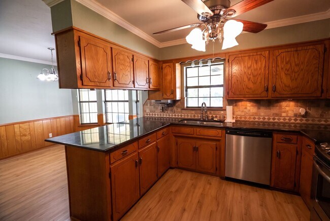 Building Photo - 507 Parklane Dr