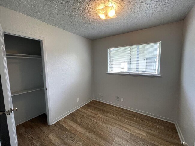 Building Photo - 5900 Glen Meadow Dr