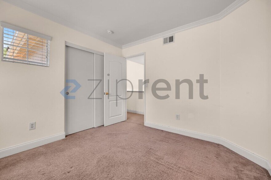 Building Photo - Unit