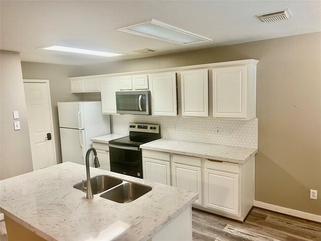 Building Photo - 202 S Walden Elms Cir