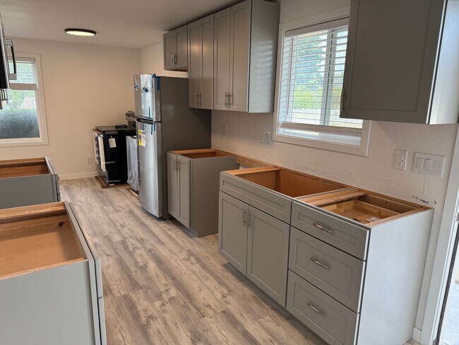 Building Photo - Newly Remodeled 2 Bedroom 1 Bathroom - Duplex