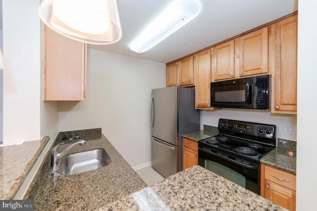 Building Photo - 3176 Summit Square Dr