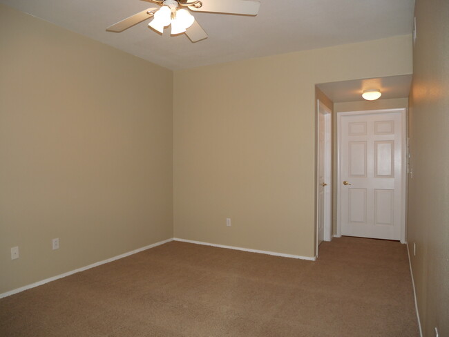 Building Photo - Great 2 Bedroom Condo in Gated Community. ...