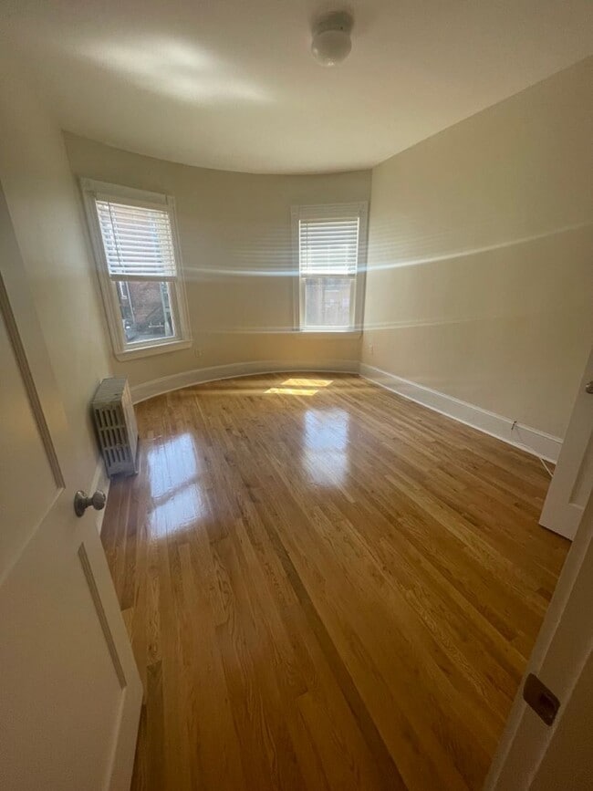 Building Photo - 9/1 No Fee! Spilt-style 3BR on Beacon St near Wash Sq/Coolidge
