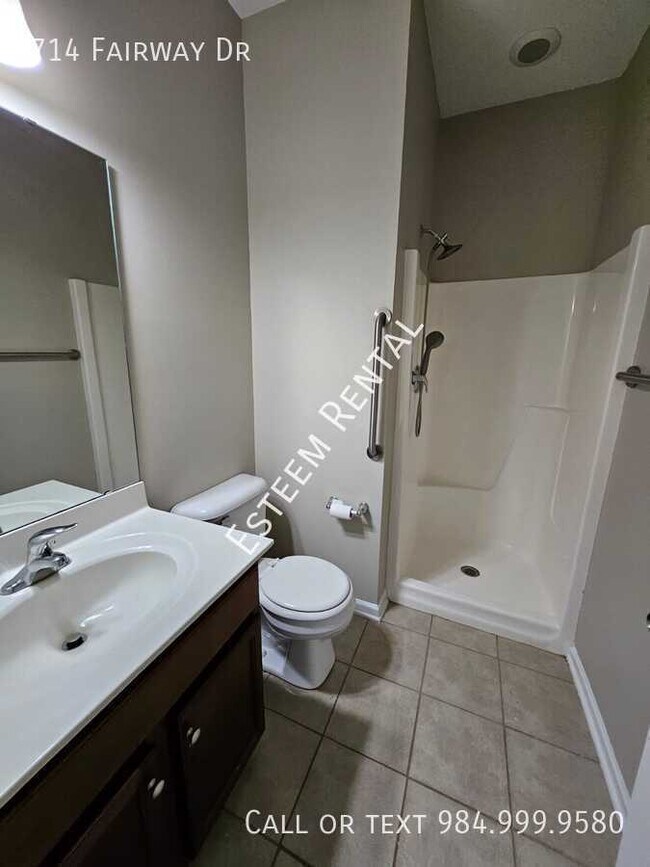 Building Photo - 714 Fairway Dr