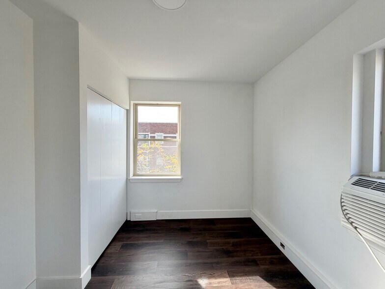 Building Photo - 5647 N Ashland Ave