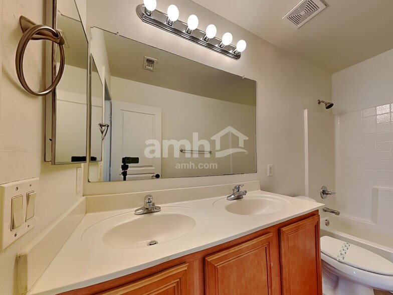 Building Photo - 9428 W Riverside Ave