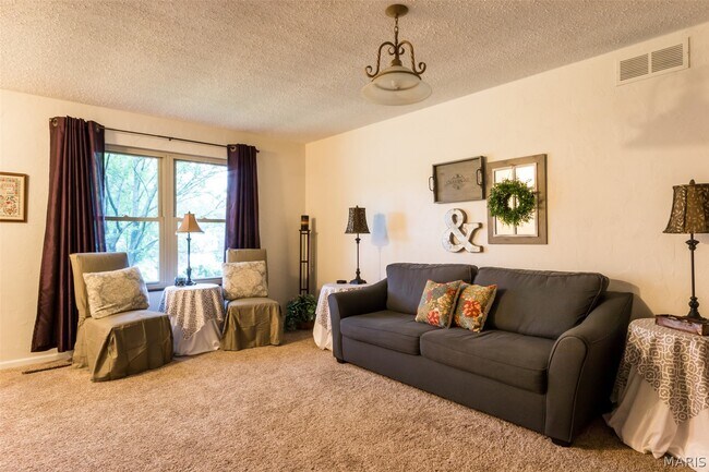 Building Photo - 115 Meadow Ln S