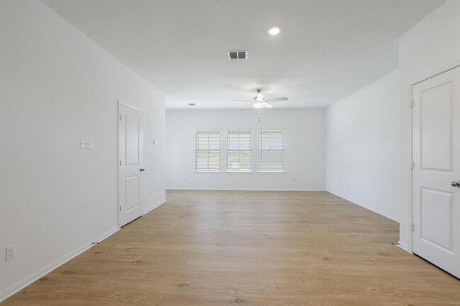 Building Photo - 101 Desert Hare Dr