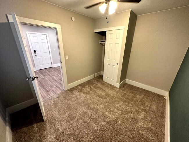 Building Photo - Cute, Remodeled 2 Bed, 1 bath Home (Availa...