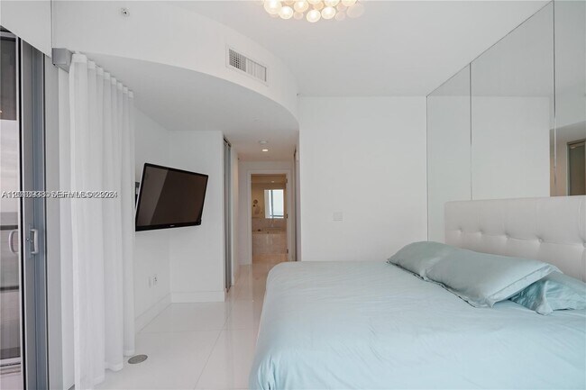 Building Photo - 17121 Collins Ave