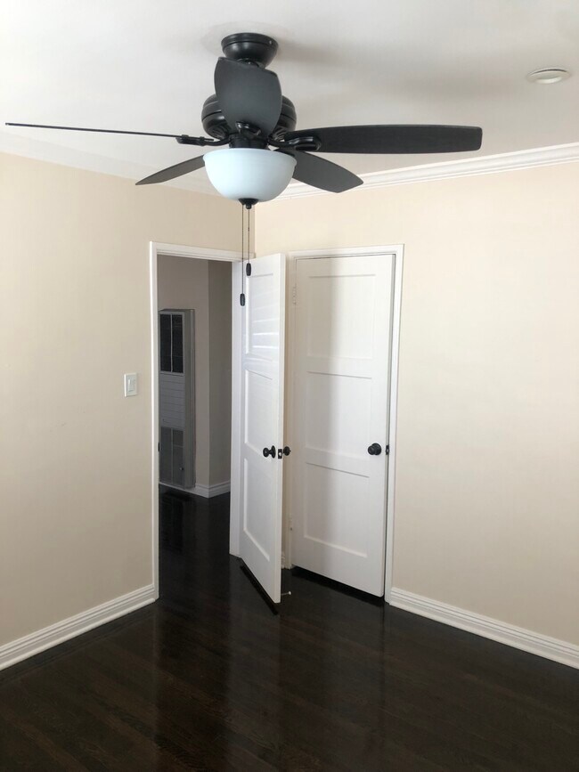 Building Photo - 6117 S Fairfax Ave