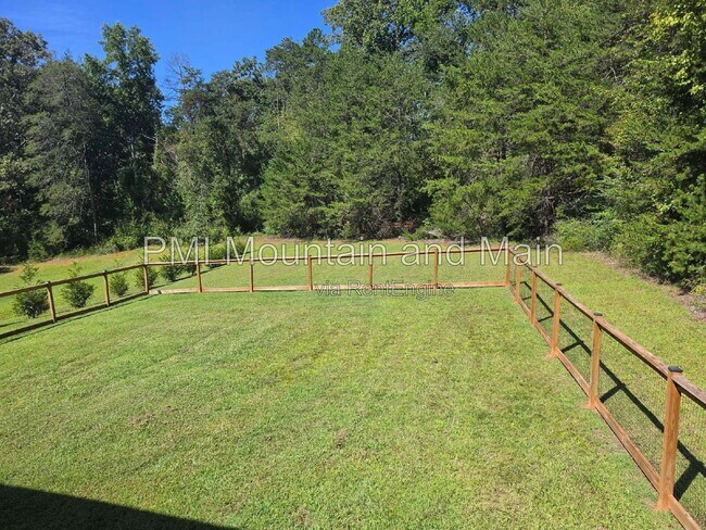 Building Photo - 104 Perennial Gardens
