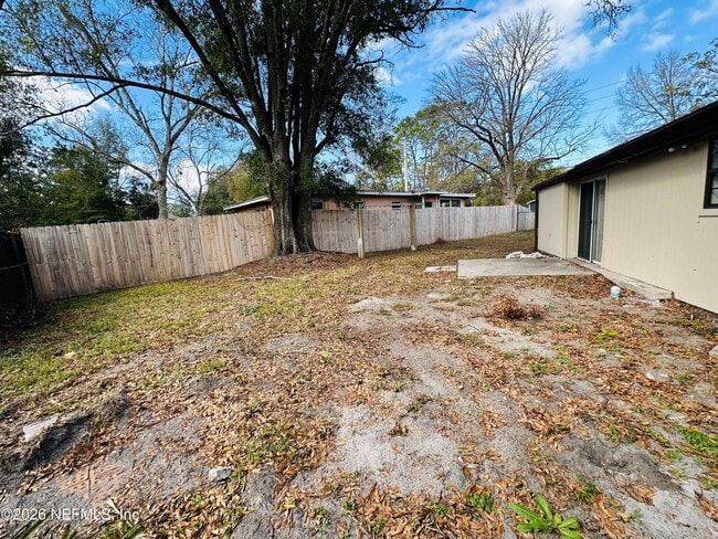 Building Photo - 1904 Delaroche Dr W