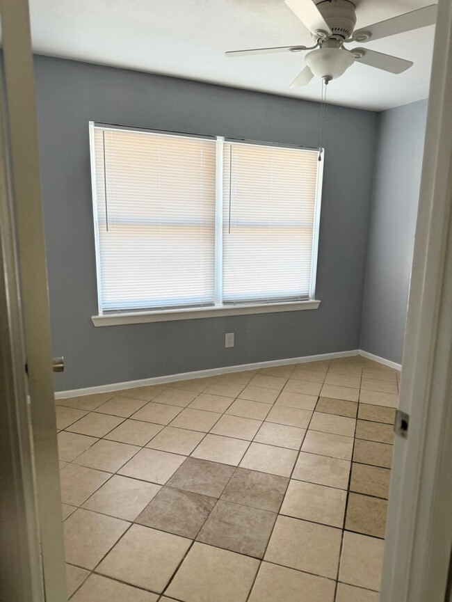 Building Photo - 1412 E Hillside Rd