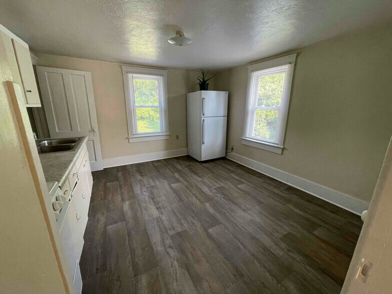 Building Photo - 190 W Miller Ave